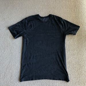 Lululemon vent tech shirt